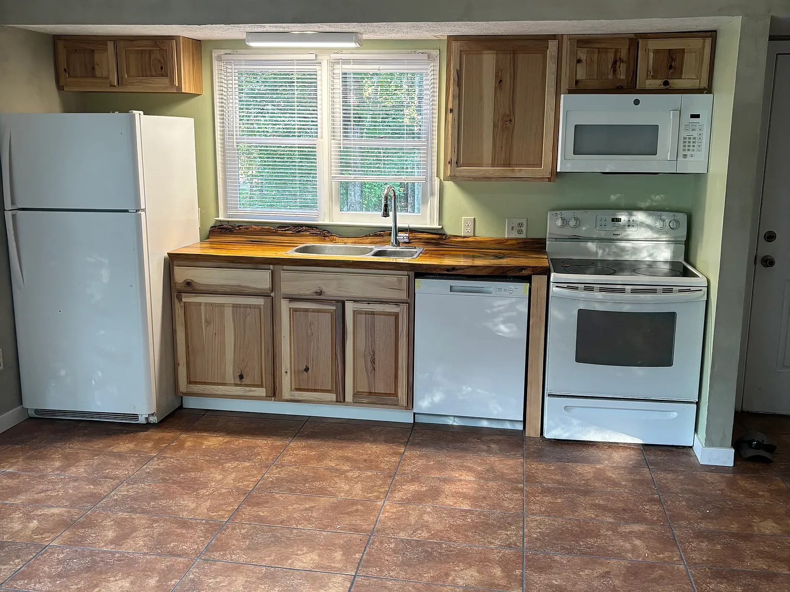 2 bed, 820 sqft, $1,800 — Photo 2