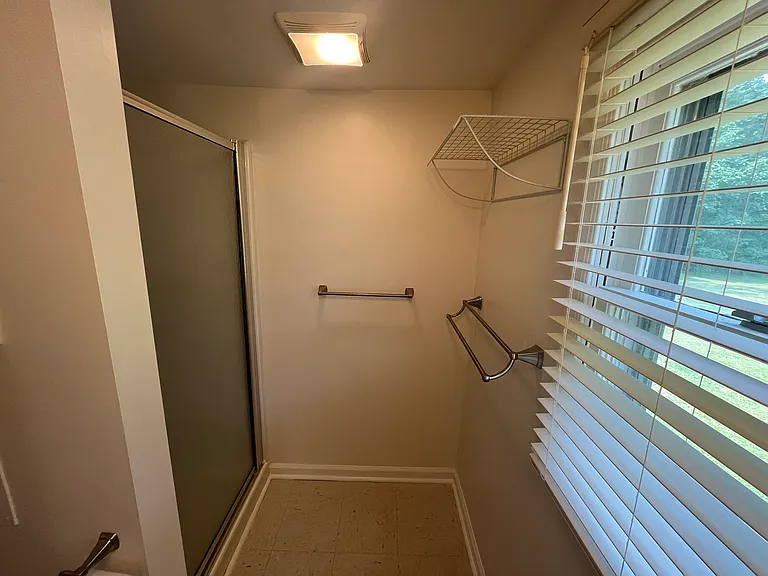328 Tyrone St — Photo 17