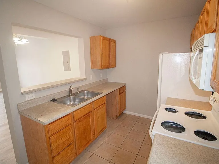 1413 Greensboro Dr — Photo 8