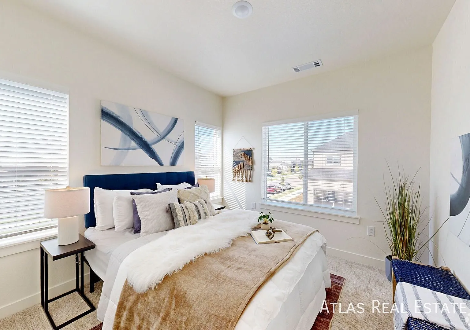 Free Rent! 8 Weeks Free On 3 Bedrooms, Move In Now! Deposits Only $1,000 — Photo 2