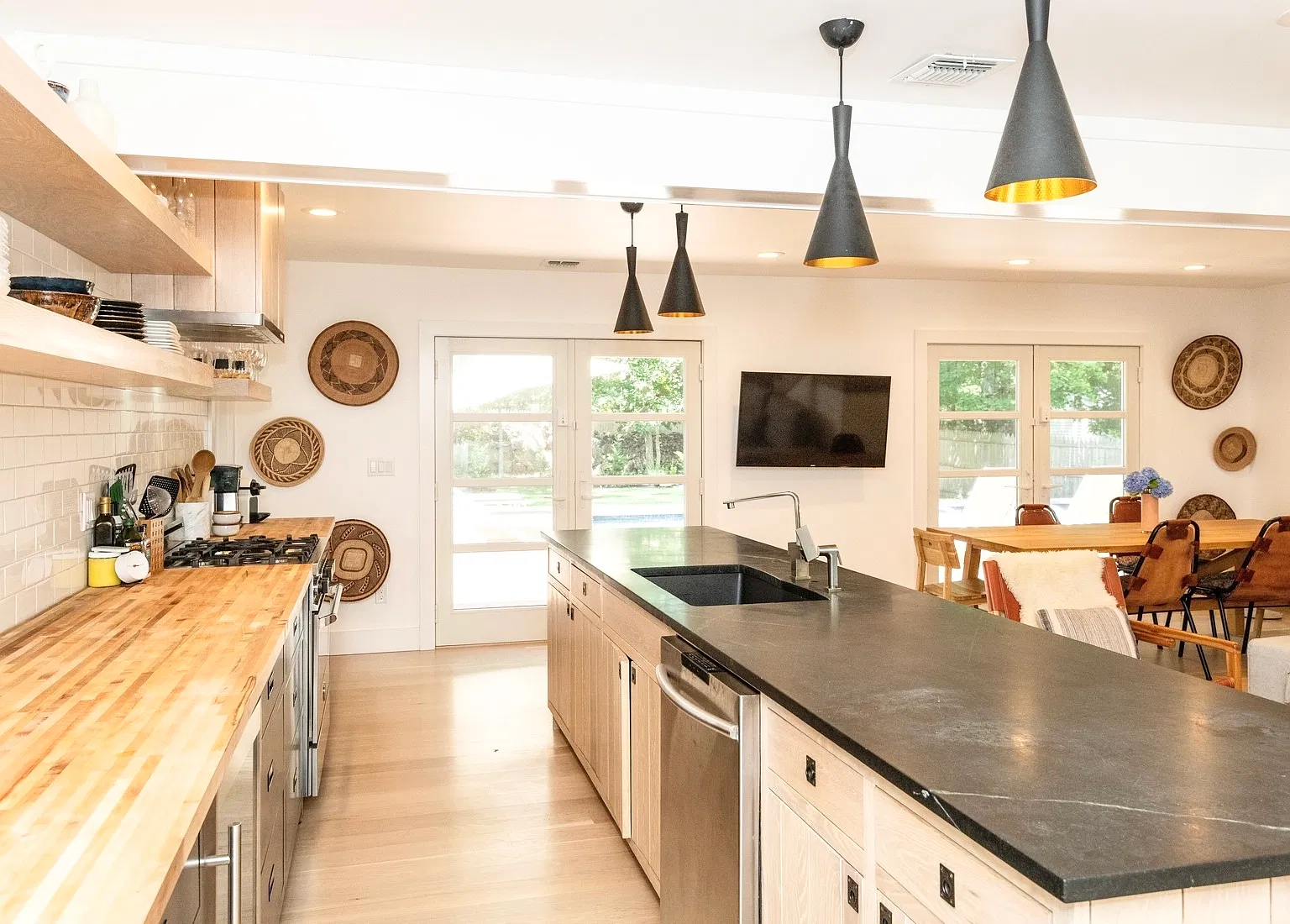 Renovated In Southampton With Private Beach, Tennis & Marina!! — Photo 1