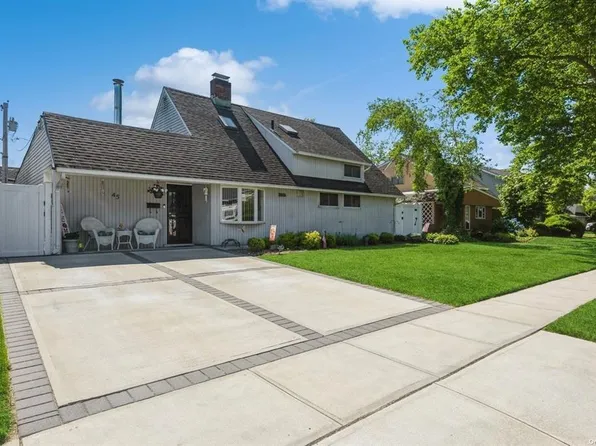 45 Mist Lane, Westbury, NY 11590