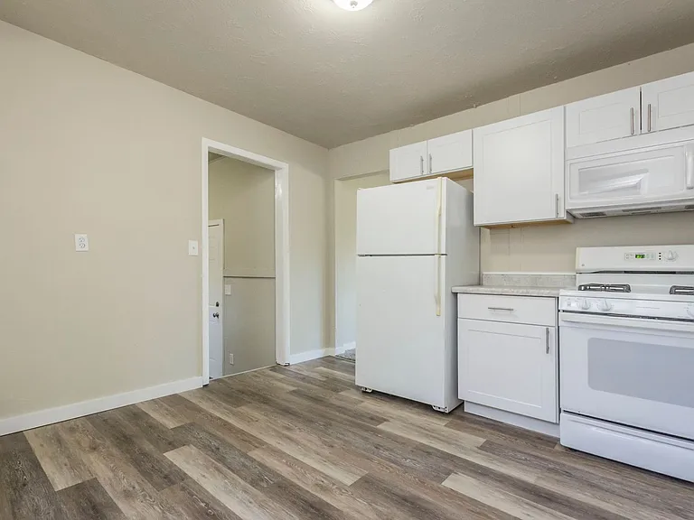 1406 E 27th Ct — Photo 2
