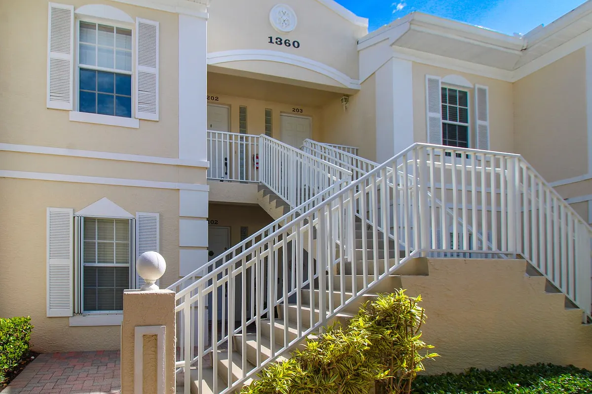 Building Photo - 1360 Sweetwater Cv #202