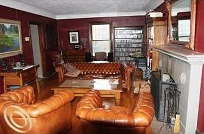 5th image of 894 Lakepointe St