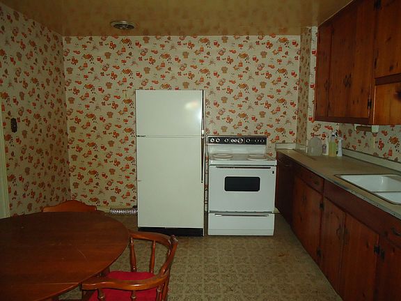 Kitchen and eat in area