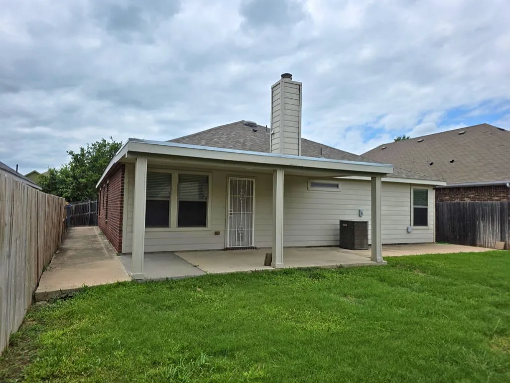 3 bed, 2.0 bath, 1680 sqft, $2,000 — Photo 3