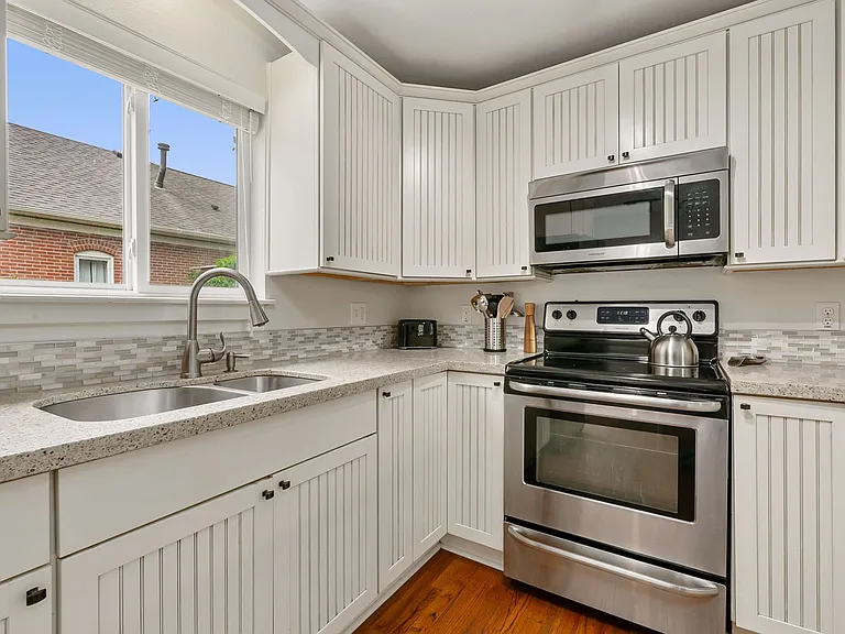 455 N Sherwood St — Photo 13