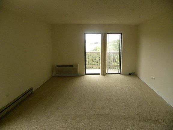 4th image of 1600 Wedgewood Dr APT 412