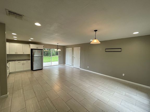 5th image of 571 N Gloria Dr