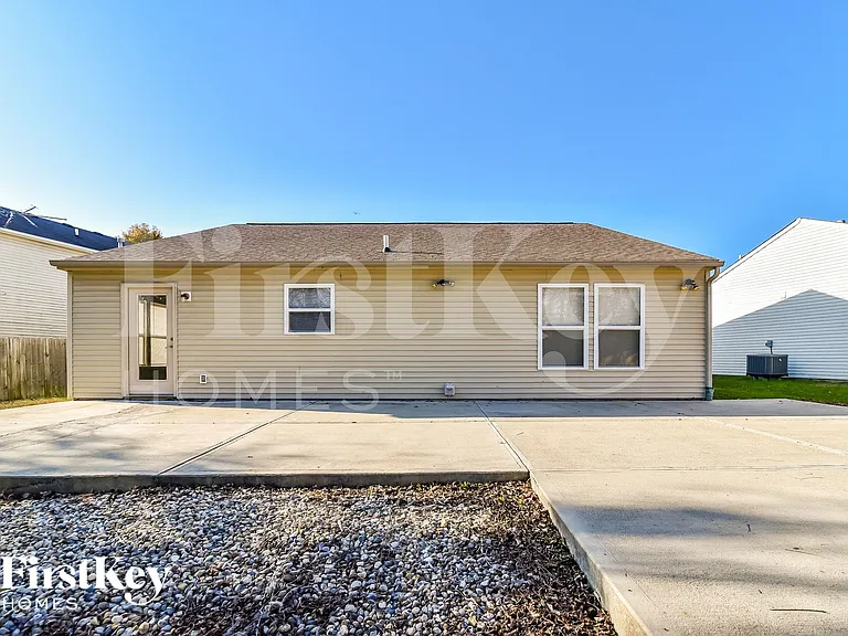 8823 Youngs Creek Ln — Photo 15
