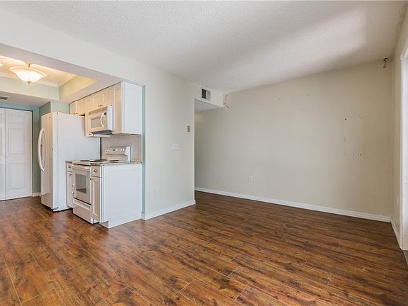 3rd image of 4475 Vieux Carre Cir #11