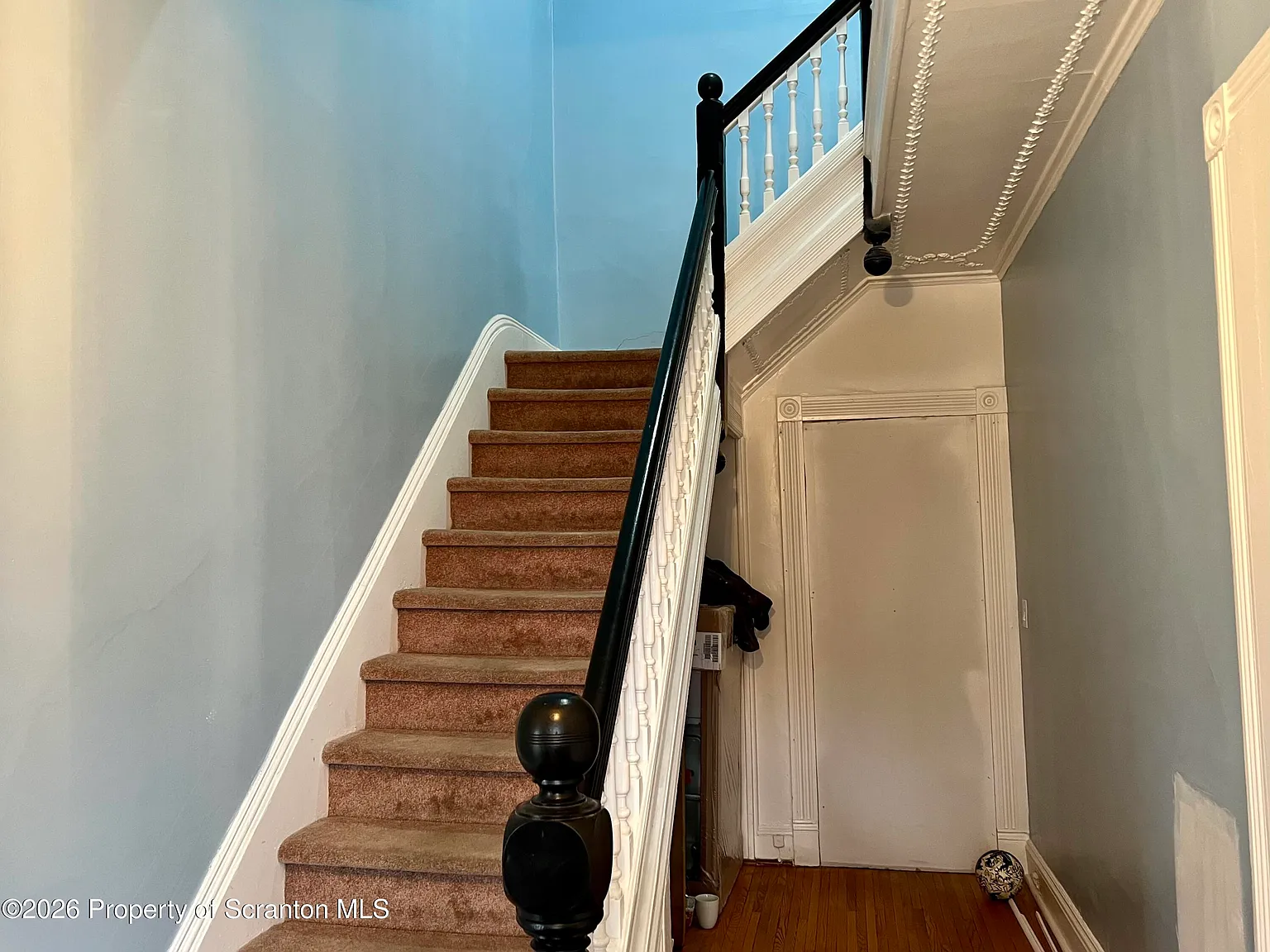 5 bed, 1.5 bath, 2500 sqft, $2,200 — Photo 2
