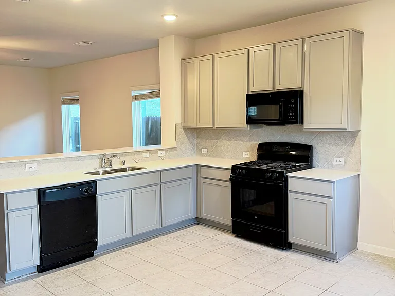 2075 Hartley Dr — Photo 4