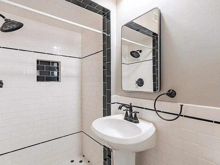 102 N Avenida Carolina — Photo 17