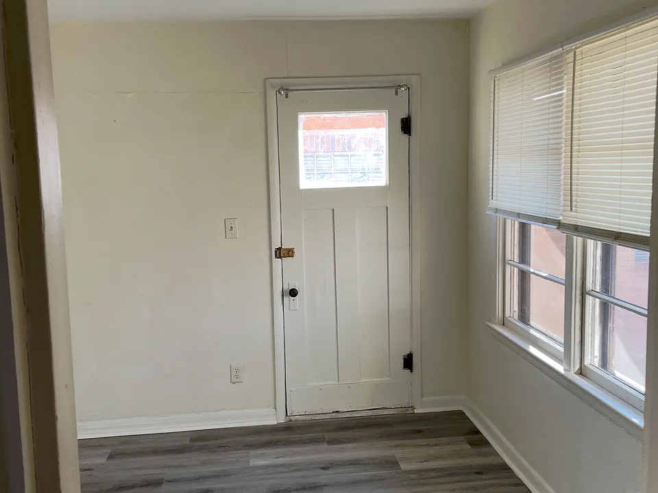 600 N Hastings Ave #4