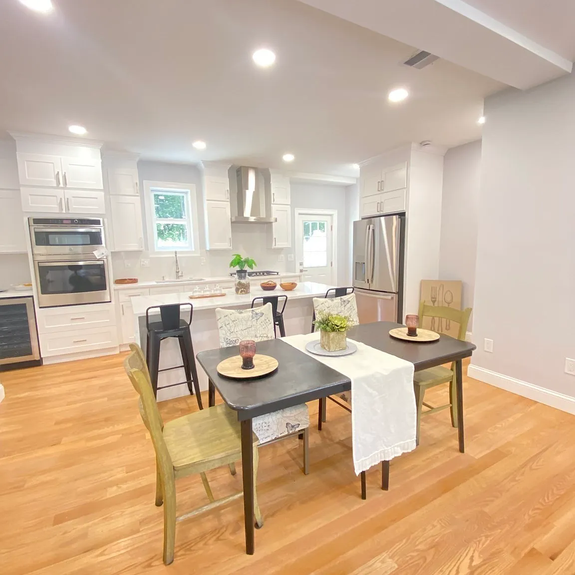 3 bed, 2.5 bath, 2100 sqft, $3,700 — Photo 2