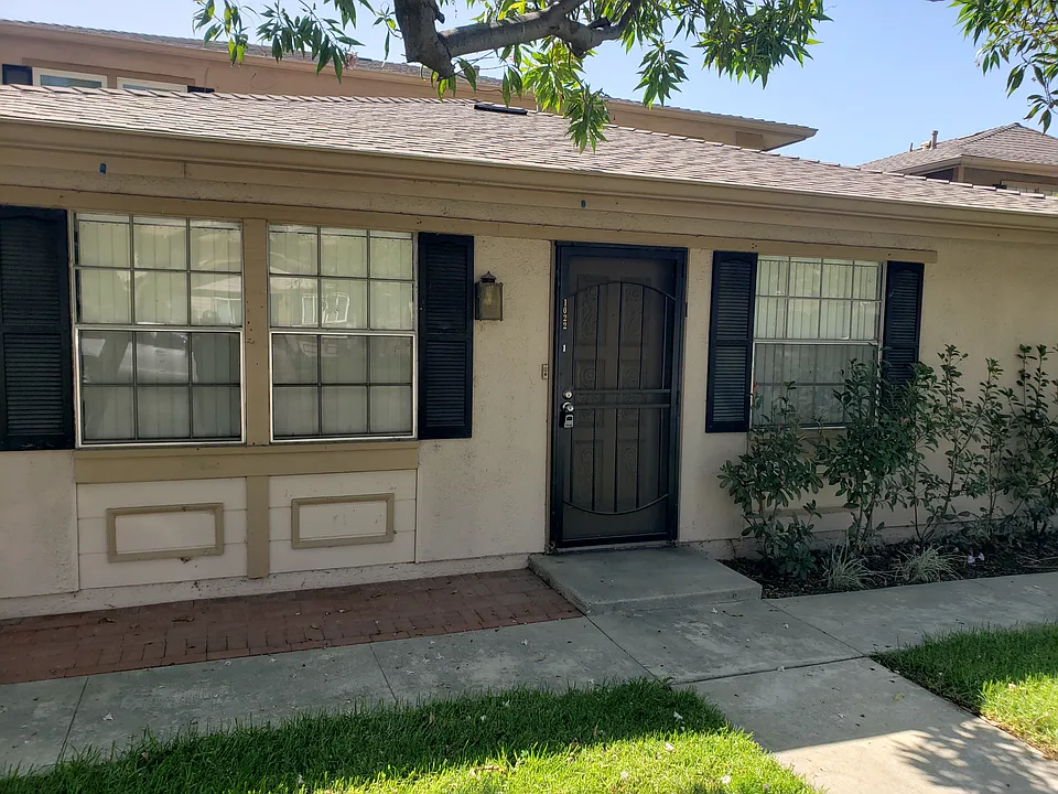 1022 W Calle De Las Estrellas #1