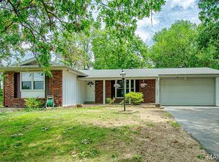 2294 Westglen Park Dr, Maryland Heights, MO 63043