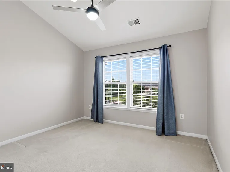 812 Sydney Ter NE — Photo 26