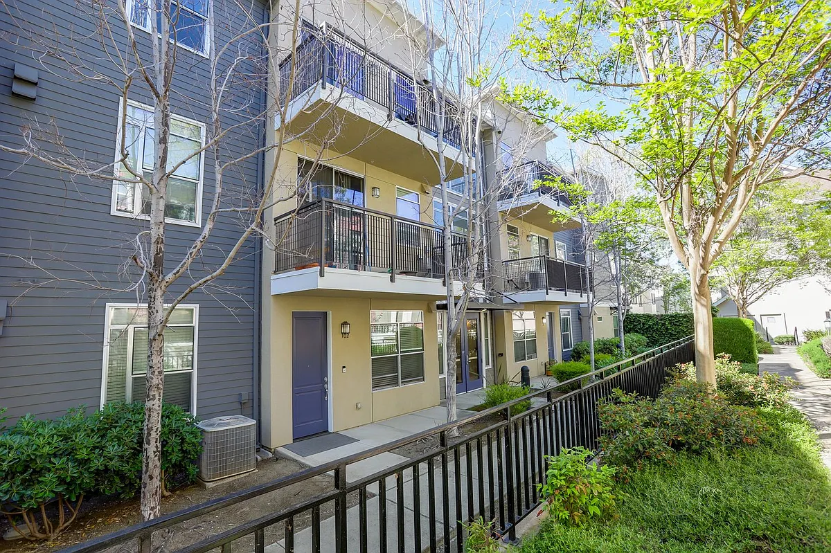 Building Photo - 1069 Saginaw Ter #204