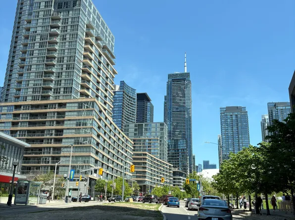 4000 Spadina Ave #1001, Toronto, ON M5V 3Z9