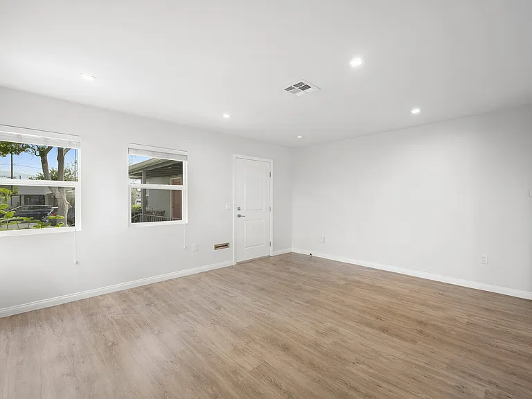 609 N Fairview St — Photo 5