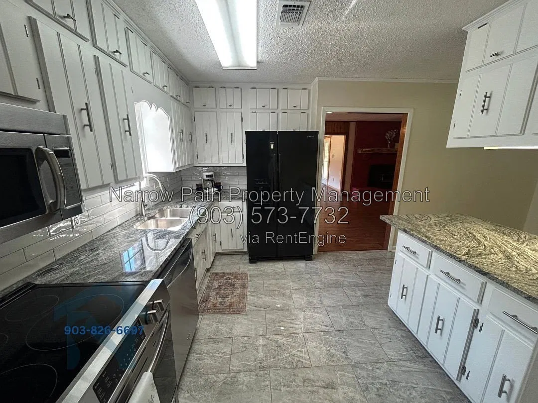 3 bed, 2.5 bath, 1957 sqft, $2,200 — Photo 4