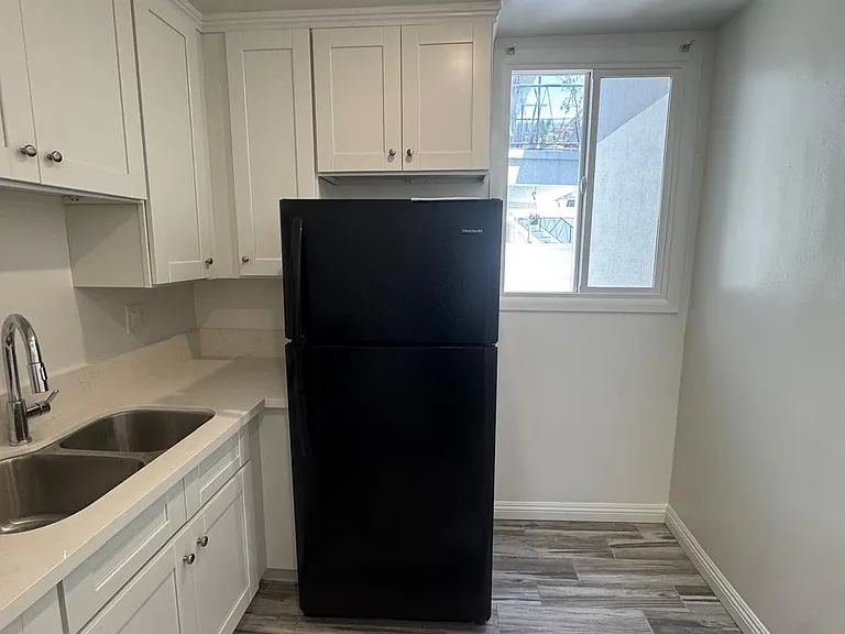 1185 N Kenmore Ave #8 — Photo 7