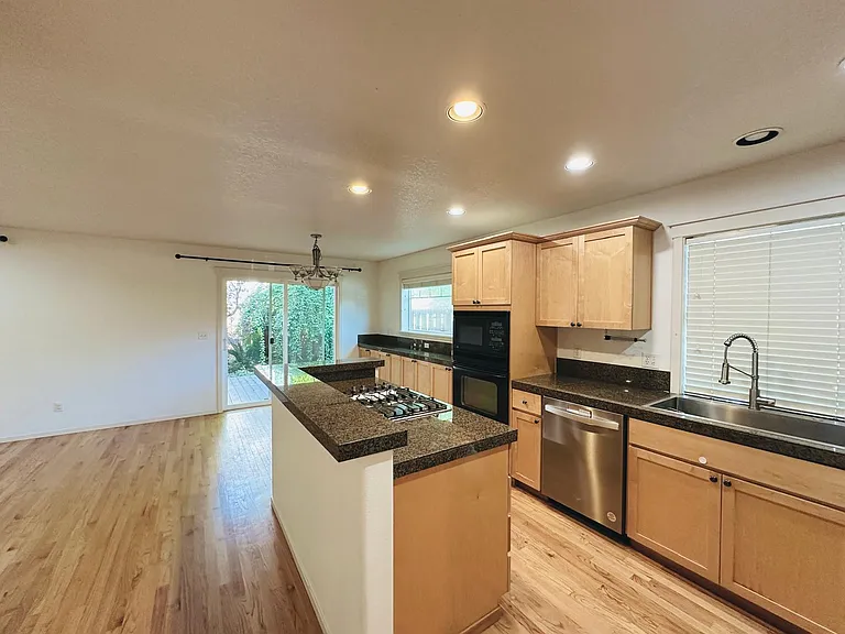 6049 NE Kettering St — Photo 12