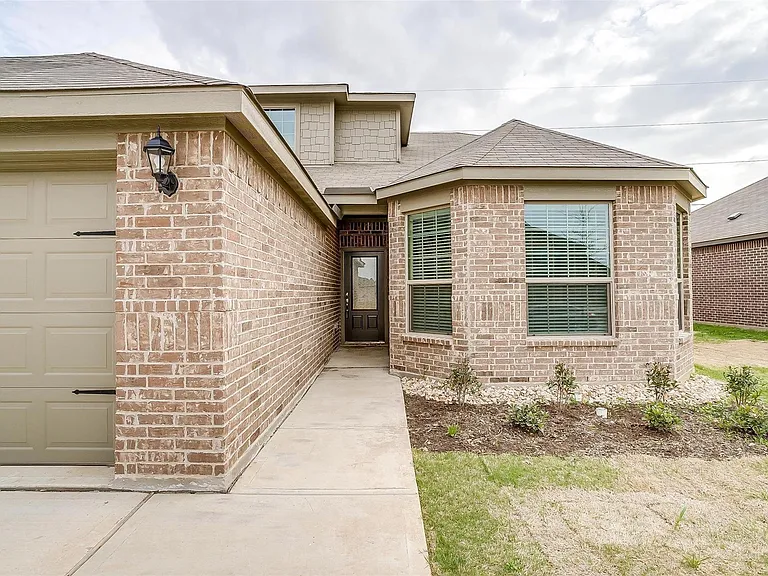 1025 McDonald Dr — Photo 1