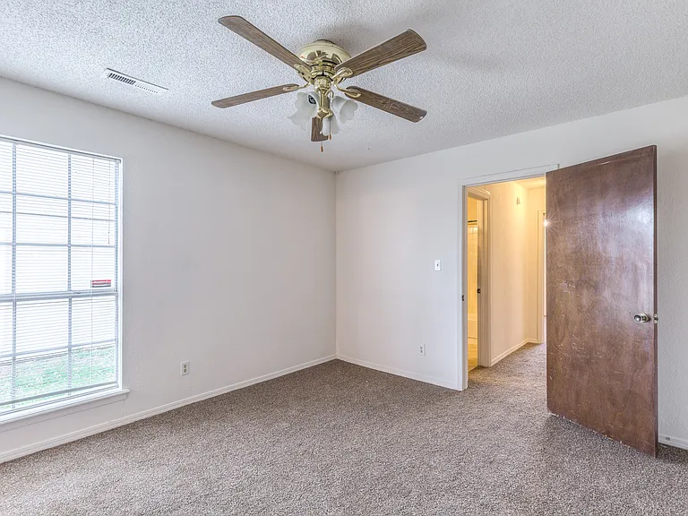 304 W Quantico St — Photo 11