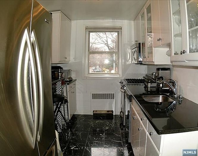 2nd image of 2345 Linwood Ave APT 1C