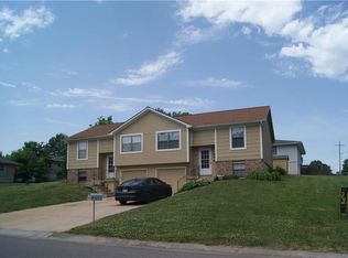 486 N Bluegrass Dr, Bonner Springs, KS 66012