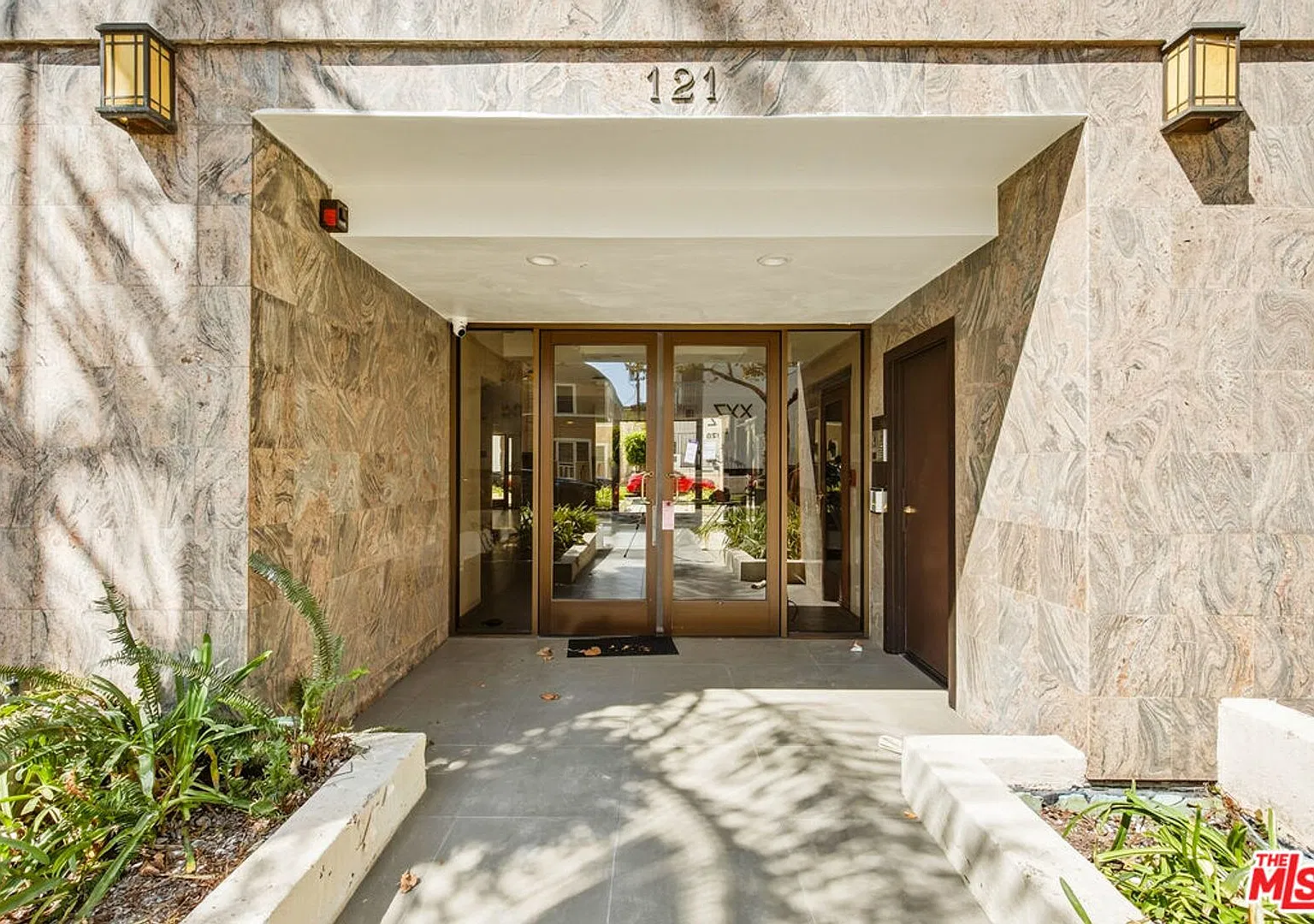 Updated 2 bed 2 bath condo with In unit laundry, central ac/heat, and pool in Beverly Hills — Photo 4