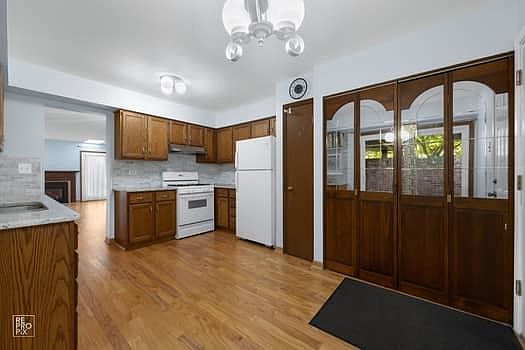 5th image of 922 White Birch Ln