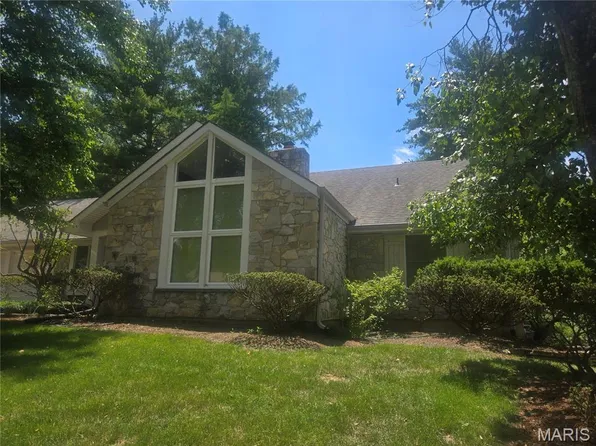 15414 Vineyard Ln, Chesterfield, MO 63017