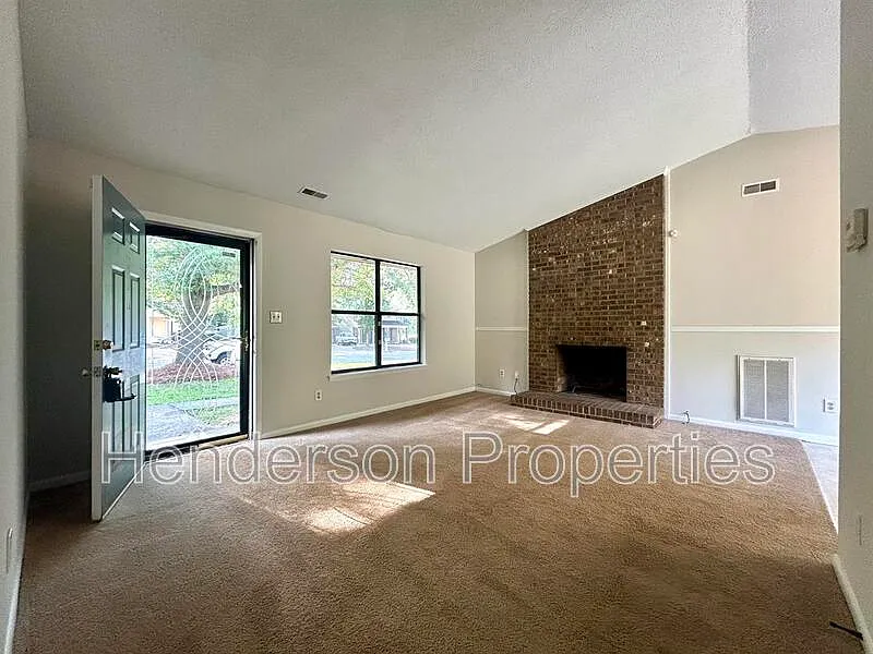 2 bed, 1.0 bath, 900 sqft, $1,650 — Photo 3
