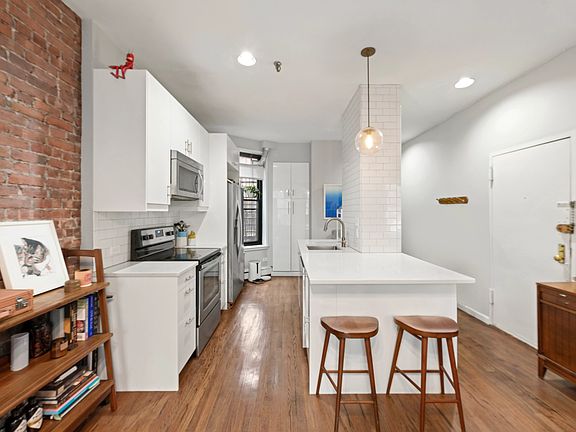 2nd image of 202 W 92nd St APT 3F