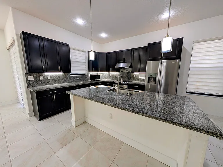 - High-CFM professional range hood with dishwasher-safe baffle filters
-Under-cabinet lighting
