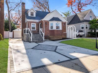 32 Corwin Ave, New Hyde Park, NY, 11040