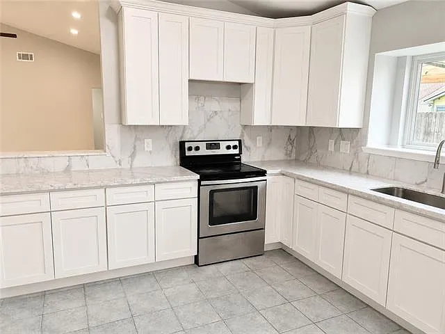 1028 Kingsway Dr W — Photo 7