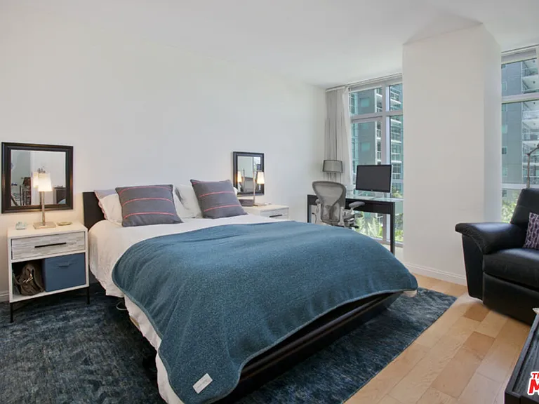 13700 Marina Pointe Dr #630 — Photo 12