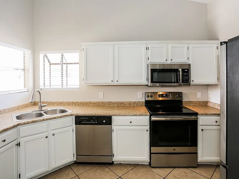 8032 W Tuckey Ln — Photo 9