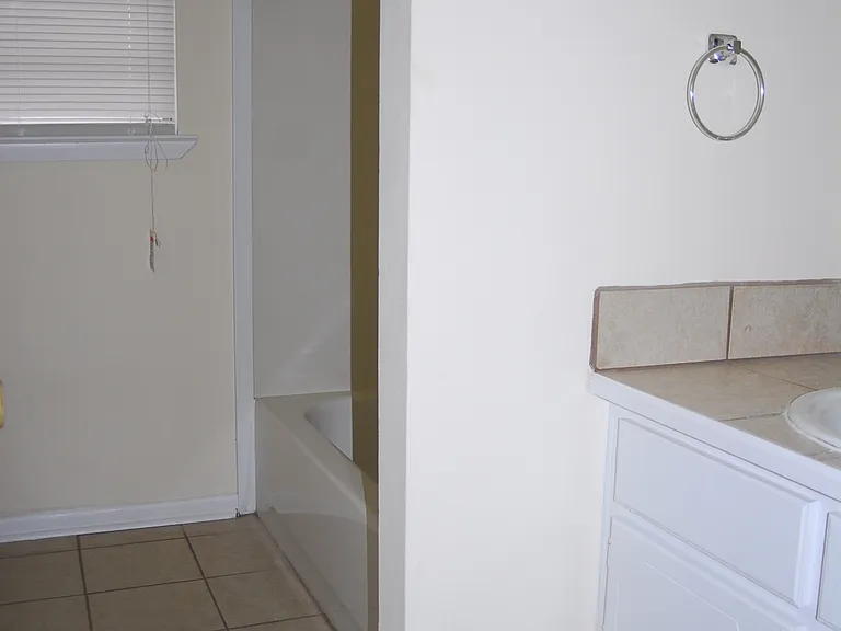 1005 Debra Dr — Photo 9