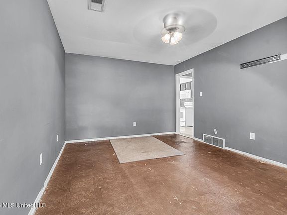 3rd image of 5698 Crestwood Dr