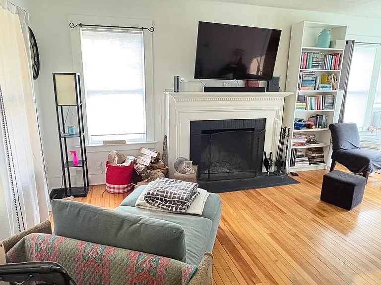 114 E Main St — Photo 2