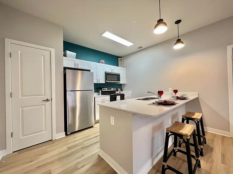 Water's Edge Apartments — Photo 32