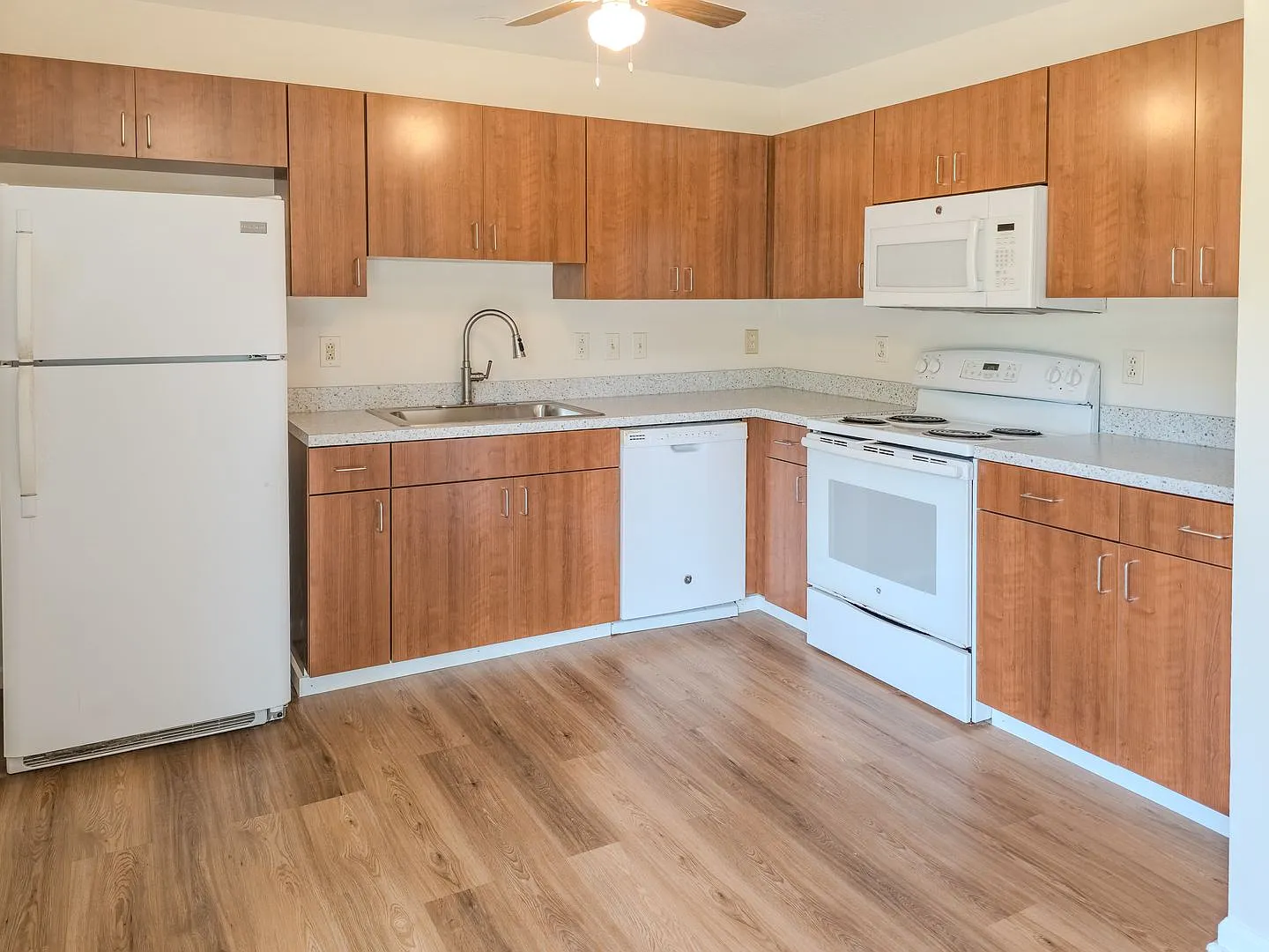 3 bed, 2.0 bath, 1052 sqft, $1,850 — Photo 2