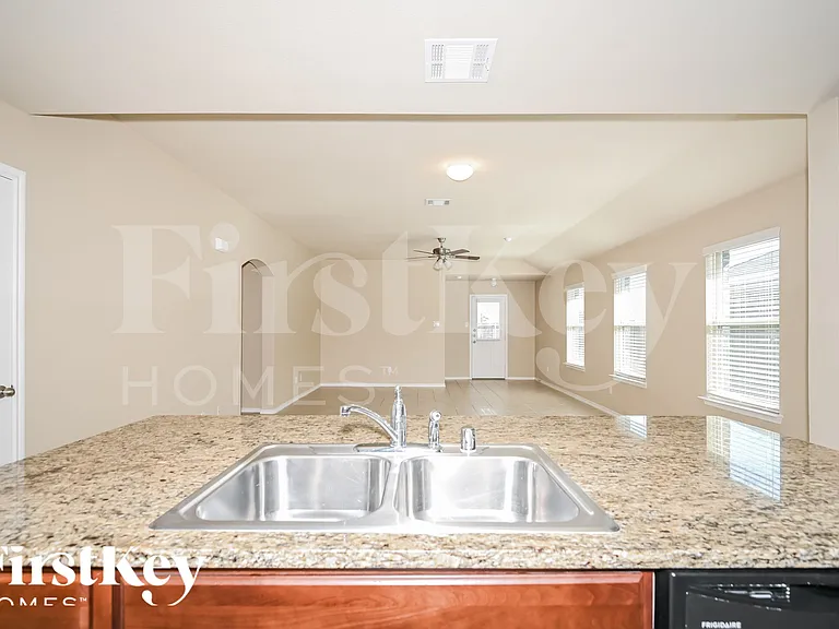 961 Corbitt Ln — Photo 5